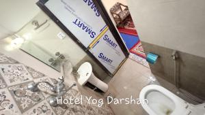 Koupelna v ubytování Hotel Yog Darshan