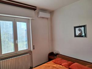 een slaapkamer met een bed en een raam bij CasaWhite in San Vito Chietino