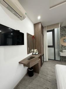 ニャチャンにあるAngel Hotelの洗面台と鏡のあるバスルーム +39枚の写真