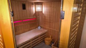 En eller flere senge i et værelse på Perle d'eau-Love Room-Jacuzzi-Sauna-Proche Montbéliard et Belfort