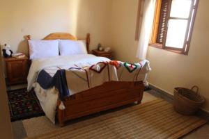米勒福特Hostel Nomad的一间带床的卧室，位于一间有窗户的房间里