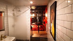 Et badeværelse på Perle d'eau-Love Room-Jacuzzi-Sauna-Proche Montbéliard et Belfort + 75 billeder