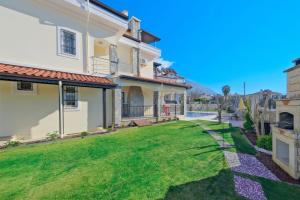 Tòa nhà nơi biệt thự tọa lạc