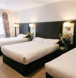 Uma cama ou camas num quarto em Hibernian Hotel & Leisure Centre