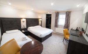 Uma cama ou camas num quarto em Hibernian Hotel & Leisure Centre
