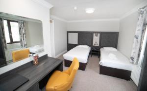 Uma cama ou camas num quarto em Hibernian Hotel & Leisure Centre