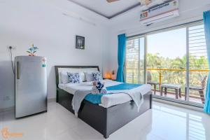 阿利鲍格Nilaya Nest Away的一间带大床和大窗户的卧室