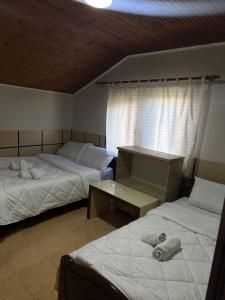 Rúm í herbergi á Ideal