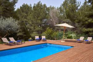 Bazén v ubytování Can coll des cocons barefoot house 5min from pacha nebo v jeho okolí