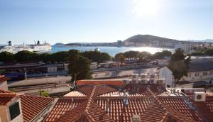 uma vista aérea de uma cidade com um navio de cruzeiro na água em Apartments Antica em Split