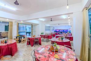 Nilaya Nest Away餐厅或其他用餐的地方