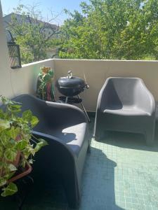 a bathtub and a grill on a patio at Bergerac- Grande maison familiale, terrasse, jardin in Bergerac