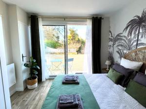 Łóżko lub łóżka w pokoju w obiekcie Villa Lila - Sarlat Centre piscine et jacuzzi
