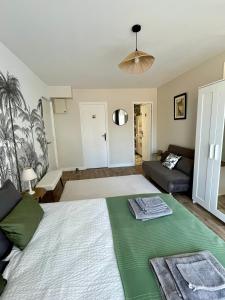 Łóżko lub łóżka w pokoju w obiekcie Villa Lila - Sarlat Centre piscine et jacuzzi
