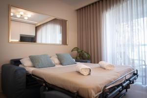 Postel nebo postele na pokoji v ubytování Electra Residence - Luxury Central Beach View Studio Apartment