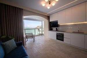 Kuchyň nebo kuchyňský kout v ubytování Electra Residence - Luxury Central Beach View Studio Apartment