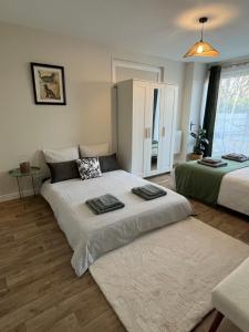 Łóżko lub łóżka w pokoju w obiekcie Villa Lila - Sarlat Centre piscine et jacuzzi