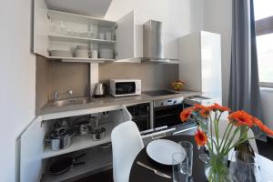 Kuchyň nebo kuchyňský kout v ubytování Modern loft-apartments in Prague