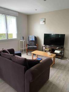 TV a/nebo společenská místnost v ubytování Appartement charmant à Fréhel, grand jardin.B