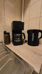eine Theke mit zwei Kaffeemaschinen auf einer Thekenplatte in der Unterkunft Kassandra's Apartment in Târgu Mureș