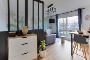 Noyal-Châtillon-sur-SeichにあるL'Escale Bretonne -Studio à 20min de Rennes centreのキッチン、リビングルーム(デスク、テーブル付)