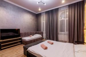 Posteľ alebo postele v izbe v ubytovaní LEOGRAND Three Bedrooms VIP Apartments on Kniazia Romana 12