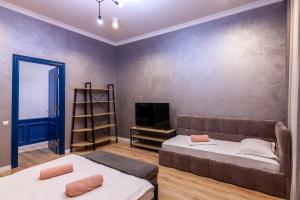 Posteľ alebo postele v izbe v ubytovaní LEOGRAND Three Bedrooms VIP Apartments on Kniazia Romana 12 + 31 fotografií