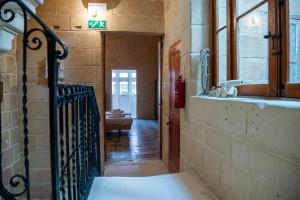 Koupelna v ubytování Senglea Charming 2BDR Townhouse + 32 fotografií