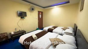 Hotel Yog Darshan房間的床