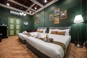 เตียงในห้องที่ Arun Sa Wad - Yaowarat 27