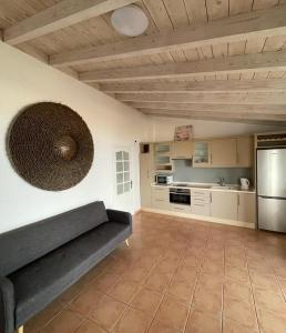 un soggiorno con divano e cucina di Cool 4-bedroom Villa with sea views a Tijoco de Abajo