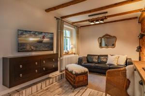 a living room with a couch and a tv at Große Use in Benz