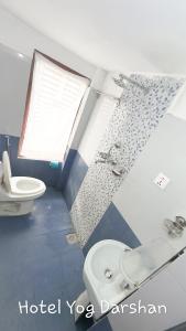 Koupelna v ubytování Hotel Yog Darshan