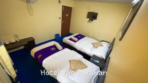 Postel nebo postele na pokoji v ubytování Hotel Yog Darshan