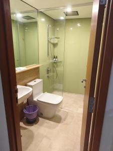 une salle de bain avec toilettes et douche en verre dans l'établissement Sky Suites KLCC Apartment by Family Room Stay, à Kuala Lumpur