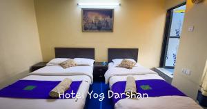 Postel nebo postele na pokoji v ubytování Hotel Yog Darshan