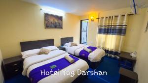 Postel nebo postele na pokoji v ubytování Hotel Yog Darshan