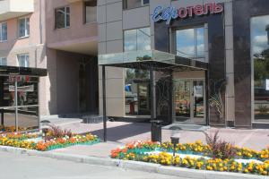 un edificio con un ramo de flores delante de él en Eurohotel Central, en Yekaterinburg