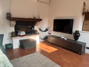 a living room with a tv and a fireplace at Casa Francesca in Mogliano Veneto