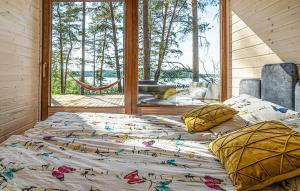 Un dormitorio con una cama con mariposas. en 2 Bedroom Lovely Home In Borsk, en Borsk