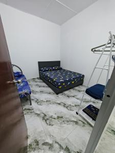 Postel nebo postele na pokoji v ubytování HOMESTAY DATUL BANTING #3, 1bilik 4-6org, Near Jenjarom, HargaB40, Mvslim shj, #NO TOWEL + 18 fotografií
