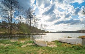 dos barcos sentados en la orilla de un lago en Awesome Home In Borsk With Wifi, en Borsk