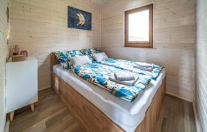 una cama en una habitación con una pared de madera en Awesome Home In Borsk With Wifi, en Borsk