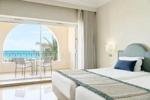 Postel nebo postele na pokoji v ubytování Iberostar Waves Averroes