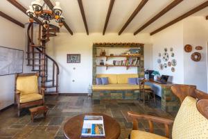 een woonkamer met een bank en een tafel bij Evia Escape in Vathírrevma