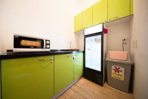 Kuchyň nebo kuchyňský kout v ubytování SleepBox Hostel