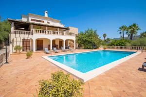 The swimming pool at or close to Villa Vistas Puerto by Mallorca Infinity