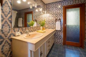 A bathroom at Villa Vistas Puerto by Mallorca Infinity Még 17 kép