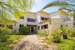 A garden outside Villa Vistas Puerto by Mallorca Infinity