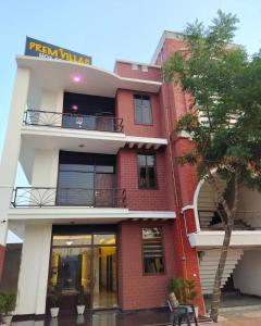 a red brick building with a sign on it at Prem villas homestay in Tājganj